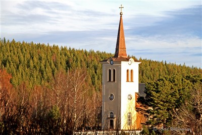 Revsunds kyrka i höstsol
