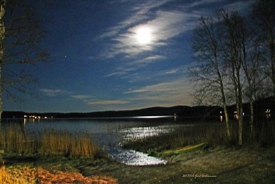 20171104 Sundsjön belyst av månen på hemvägen