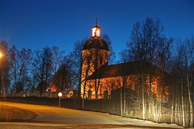 20180504 Ångsta kyrka vid midnatt genom bilrutan